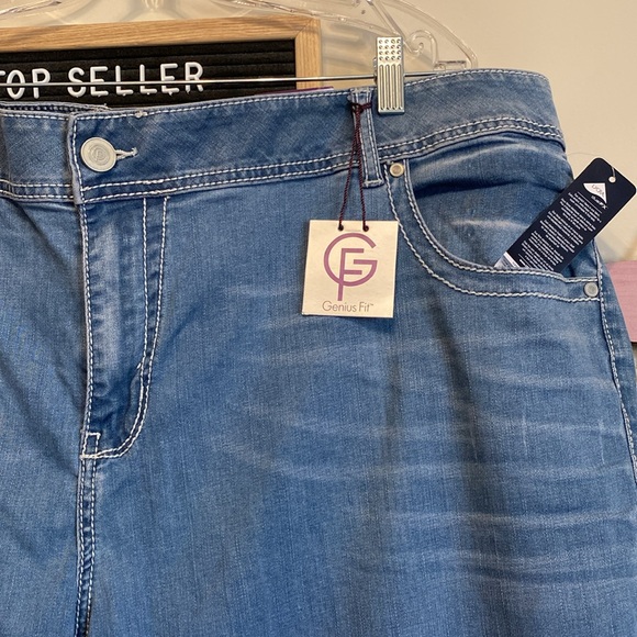 NWT Lane Bryant Capri Jeans w/zipper & button. Comfort Waist. 5 Pocket Style. - Picture 2 of 9